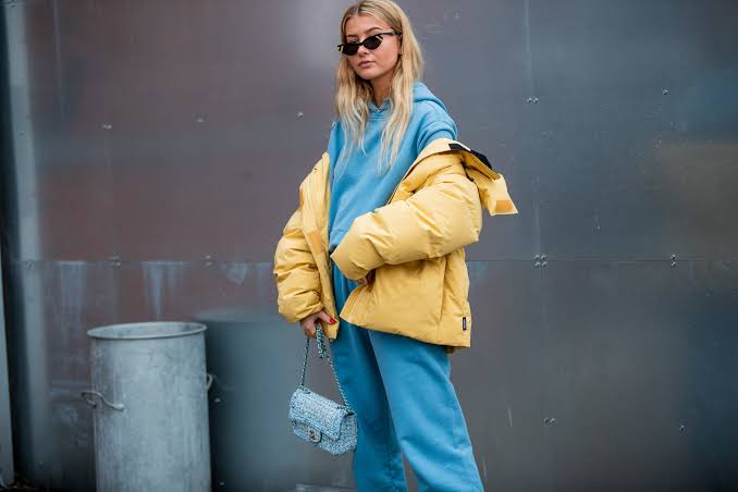 Streetwear model showing how to style sweats in 2026 with a hoodie, jacket and snapback hat