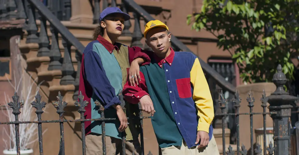 Man wearing vintage streetwear outfits with baggy jeans and an oversized jersey